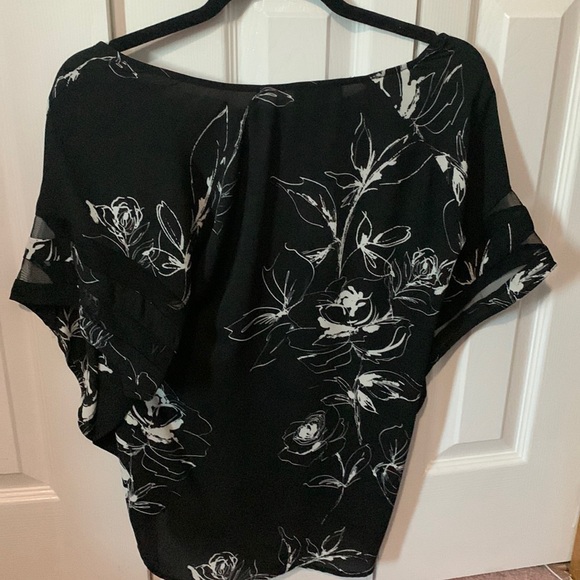 Le Chateau Black and White Floral Patterned Short Sleeved Blouse Size XS - Picture 7 of 10